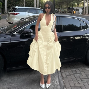 Detailansicht beige Halterneck-Kleid mit tiefem V-Ausschnitt und gerafften Falten