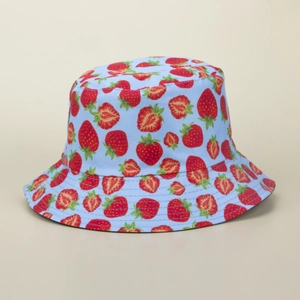 Détail de l'imprimé fraise sur le chapeau de soleil en coton bleu pour femmes