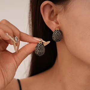 Boucles d'oreilles élégantes en perles noires en forme de goutte avec détails dorés