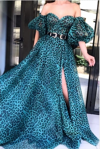 Sommerliches Maxikleid mit blaugrünem Leopardenmuster, schulterfrei und Puffärmeln