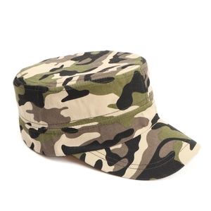 Detail van duurzame camouflage legerpet met versterkte stiksels op de harde klep