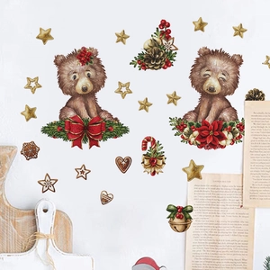 Détail de stickers muraux de Noël avec ours, étoiles et baies sur un mur blanc