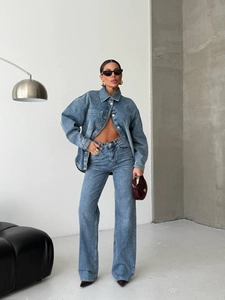 Ensemble en denim bleu délavé avec chemise à manches longues et jean droit taille haute