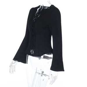 Détail d'un cardigan noir ajusté avec bordure en dentelle, boutons et manches évasées