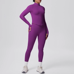 Dettaglio del set yoga bordeaux con giacca zip con asole per i pollici e leggings