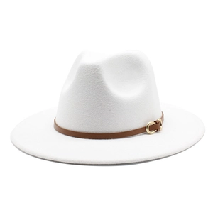 Klassieke witte vilten fedora met brede rand, bruine lederen band en gouden gesp