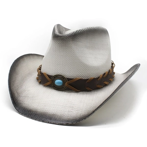 Detail eines grauen Cowboyhuts mit Farbverlauf und Lederband mit Türkis-Verzierung