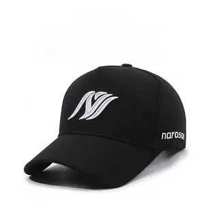 Détail de la broderie blanche sur le devant d'une casquette de baseball en coton noir