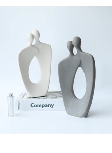 Dettaglio macro di statuette astratte in ceramica con finitura opaca e grana delicata
