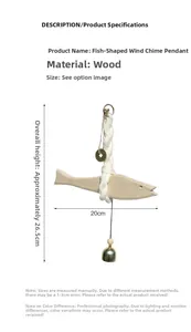 Detailansicht eines handgefertigten Fisch-Windspiels aus Holz mit Maßen und Baumwollseil