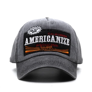 Dettaglio cappellino vintage grigio scuro con toppa ricamata Americanized e cuciture