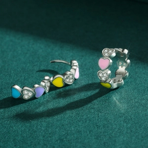 Orecchini a cerchio in argento S925 con cuori in smalto colorato e pietre di zirconia