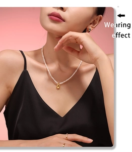 Effet porté du collier de perles d'eau douce vintage avec pendentif géométrique doré