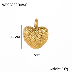 Vue détaillée du pendentif coeur plaqué or 14K avec texture tissée, 1,2cm x 1,8cm