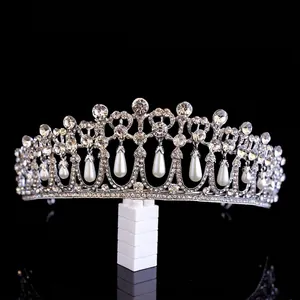 Corona da sposa barocca con strass argentati e perle su una base riflettente