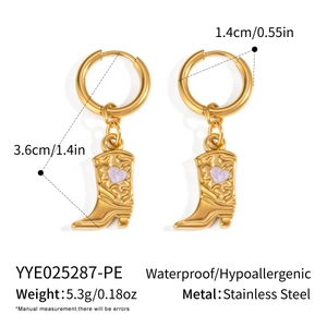 Détail de boucles d'oreilles bottes en acier doré avec cœur violet et infos de taille