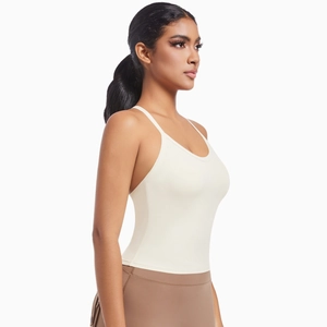 Détail de la brassière de yoga à bretelles croisées en finition blanc cassé