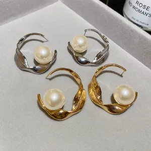 Eleganti orecchini a cerchio a strisce intrecciate con grandi perle in oro e argento