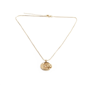 Collier minimaliste plaqué or avec pendentif soleil et lune sur fond blanc pur
