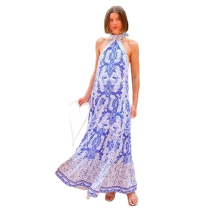 Robe longue élégante à licou avec imprimé paisley bleu et blanc pour les vacances