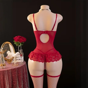 Vue arrière détaillée de l'ensemble lingerie en dentelle rouge dos nu avec bas résille