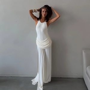 Détail d'une combinaison blanche sans manches avec plis à la taille et jambes larges