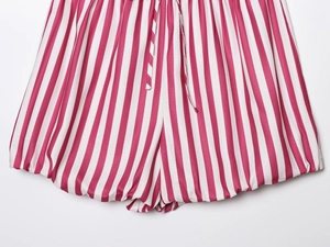 Vue détaillée du short à rayures rouges et blanches avec cordon de serrage et maille douce