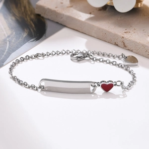 Bracelet en acier inoxydable argenté avec plaque ID rectangulaire et cœur émaillé rouge