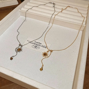 Détails des colliers tournesol avec pierres oeil de tigre en finition or et argent