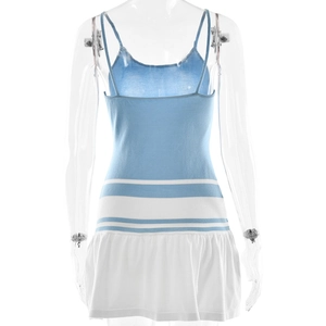 Détail de robe bustier bleu clair avec taille rayée et ourlet à volants blancs