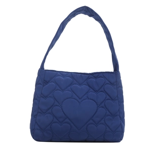 Sac à main bleu marine matelassé à cœurs en nylon imperméable de forme trapèze