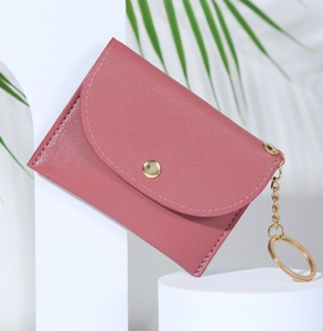 Mini porte-monnaie rose en similicuir avec porte-clés doré et texture grainée