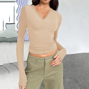 Nauwsluitend dames T-shirt met lange mouwen en V-hals in abrikoos beige stretch breisel