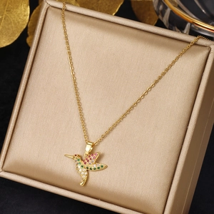 Elegante collana a colibrì placcata in oro con zirconi colorati su scatola per gioielli