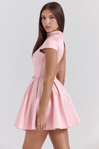 Dettaglio del mini abito in raso rosa con elegante design senza schienale e collo alto