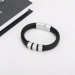 Geflochtenes schwarzes Lederarmband mit Edelstahlschließe und silbernen Akzentringen