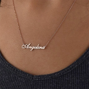 Vue détaillée du collier personnalisé en or rose avec le pendentif au nom d'Angelina