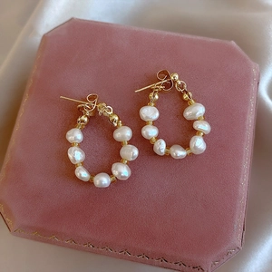 Elegantes pendientes de aro de perlas de agua dulce con metal dorado en terciopelo rosa