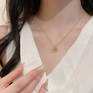 Nahaufnahme der 18k vergoldeten Pferdekette am Hals eines Models im Lifestyle-Stil