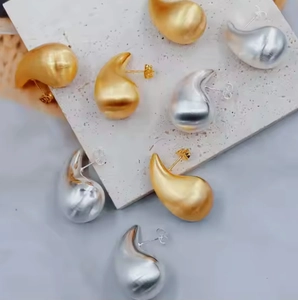 Orecchini a goccia in metallo spazzolato oro e argento su base in pietra