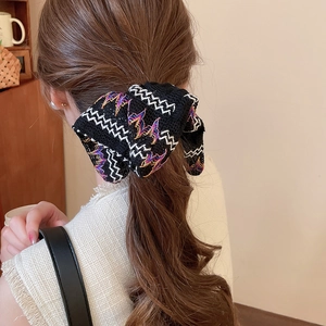 Gros plan d'un bandeau nœud brodé de style vintage rétro porté sur un mannequin