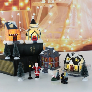 LED beleuchtetes Weihnachtsdorf Set mit Harzhäusern und Miniaturweihnachtsfiguren
