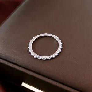 Anillo vintage chapado en oro de 14K con perlas y circonitas en joyero, estilo retro