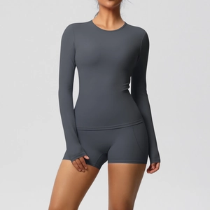 Détail d'un ensemble de sport gris montrant les poignets passe-pouce et le short de fitness
