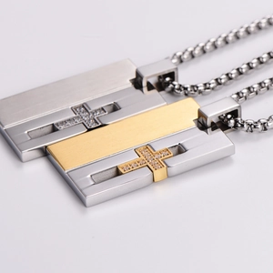 Collana hip hop in acciaio inossidabile bicolore con pendente a croce e strass lucidi