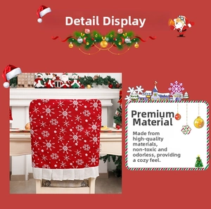 Détail de la housse de chaise de Noël rouge avec motif flocon et ourlet à volants