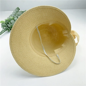 Vue détaillée de l'intérieur d'un chapeau de paille avec bandeau et cordon élastique