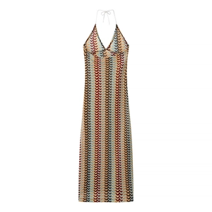 Détail du motif chevron tricoté multicolore sur le tissu de la robe longue dos nu