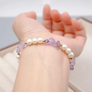 Élégant bracelet en perles d'eau douce avec pierres d'améthyste violettes et perles d'or
