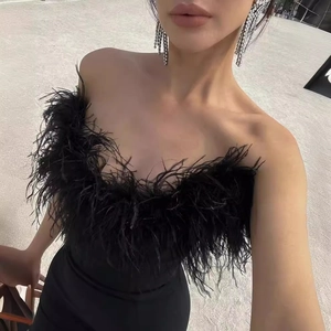 Elegantes schwarzes trägerloses Schlauchkleid mit Federbesatz und figurbetonter Silhouette